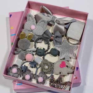 Stylowe ozdoby do włosów dla dzieci w kolorze szarym.